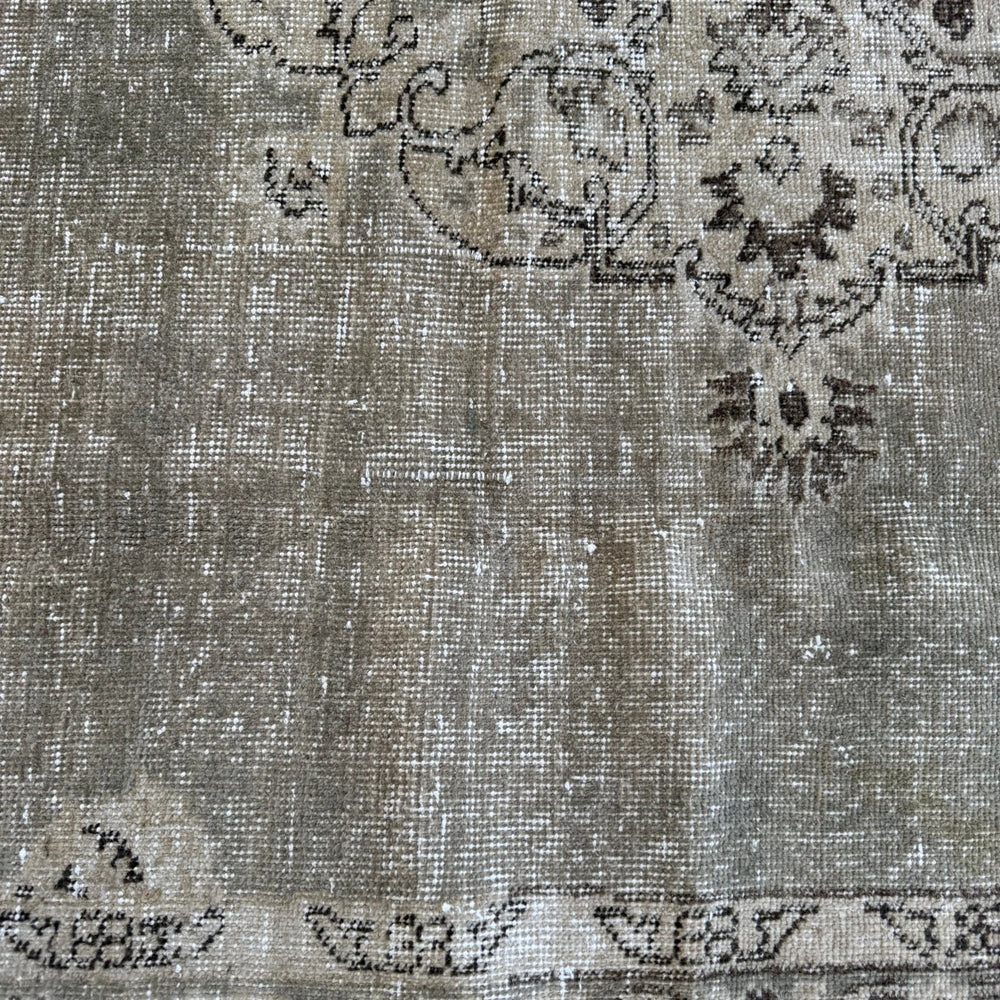 
                  
                    Rug.69 | 204 x 290cm - Tenth Avenue - Vintage Turkish Rug
                  
                