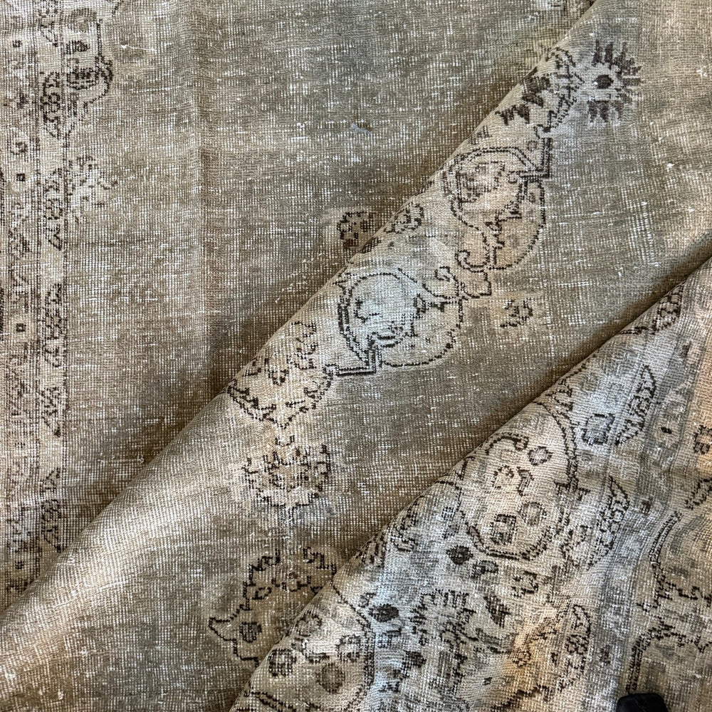 
                  
                    Rug.69 | 204 x 290cm - Tenth Avenue - Vintage Turkish Rug
                  
                